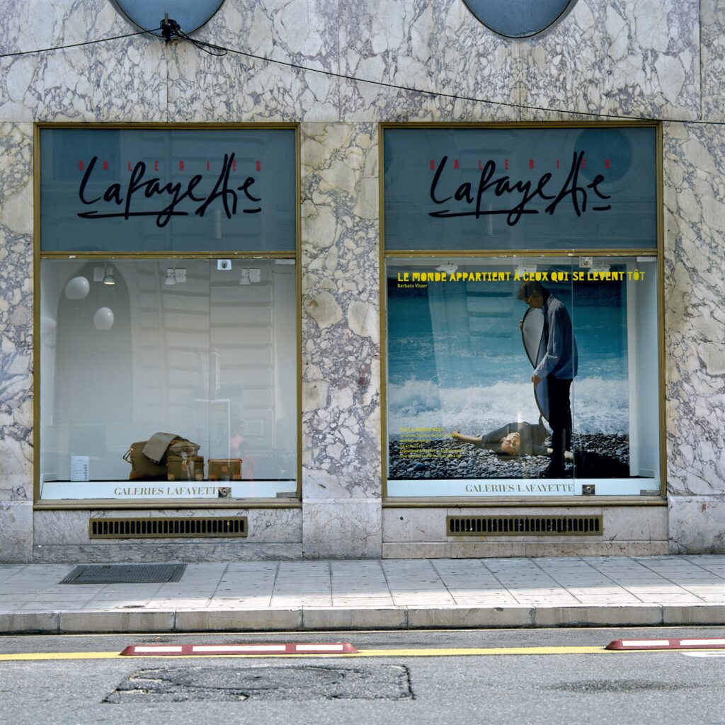 6 affiches sérigraphiées sur papier, montrées dans les panneaux d'affichages municipaux de la ville de Nice