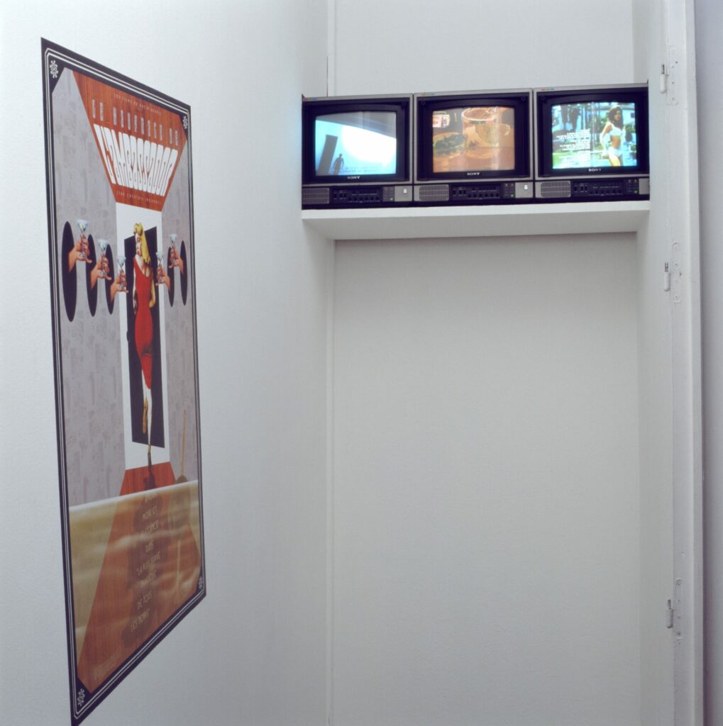 poster, caméra, 3 moniteurs vidéo, 2 vidéo-projections, lettres vinyle sur mur, affiches-cigarettes