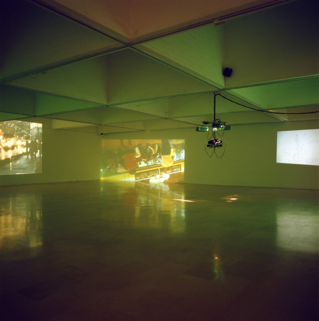 installation vidéo, son (diapositives, DVD, robot vidéo, projecteurs, lecteurs DVD, haut-parleurs)