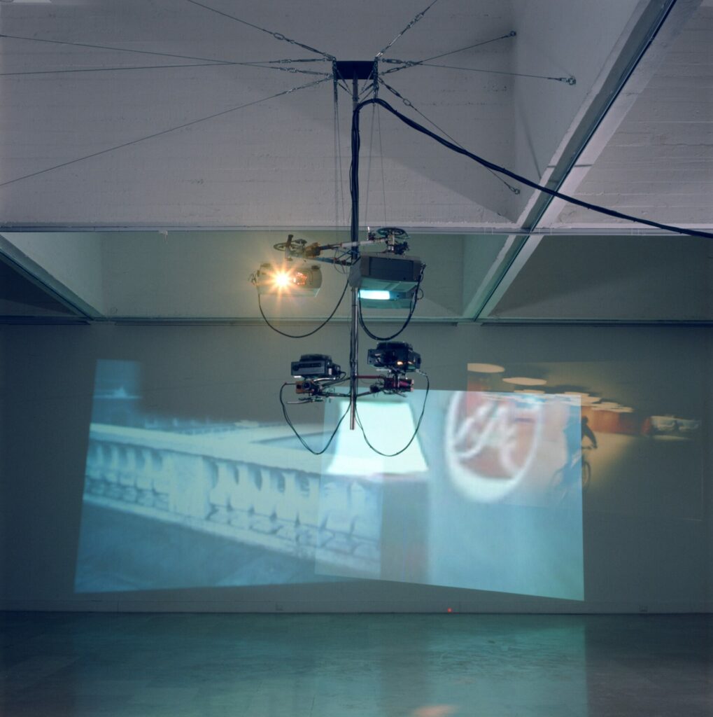 installation vidéo, son (diapositives, DVD, robot vidéo, projecteurs, lecteurs DVD, haut-parleurs)
